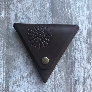 Monedero de cuero con forma de triángulo compacto, monedero delgado para tarjetas y efectivo, monedero de cuero hecho a mano, billetera de bolsillo delgada minimalista