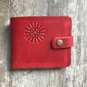 Cartera de piel roja con dos bolsillos