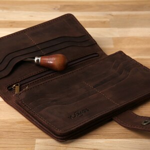 Cartera grande de piel marrón plegable