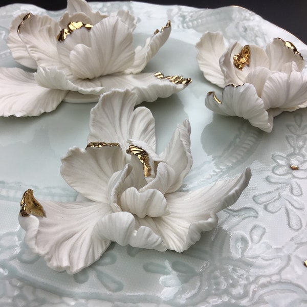 7 witte en gouden porseleinen minitulpen, wanddecoratie, handgemaakte bloemen