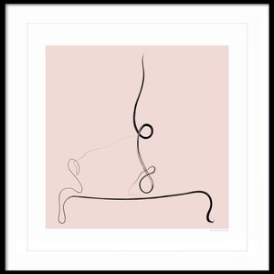 Op de afbeelding: Een zwarte lijntekening van een persoon die yoga doet op een roze achtergrond.