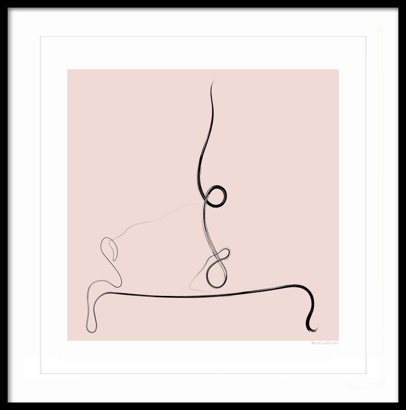 Op de afbeelding: Een zwarte lijntekening van een persoon die yoga doet op een roze achtergrond.