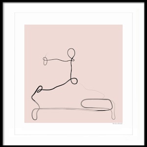 Op de afbeelding: Een zwarte lijntekening van een persoon die een yogapose aanneemt op een roze achtergrond.