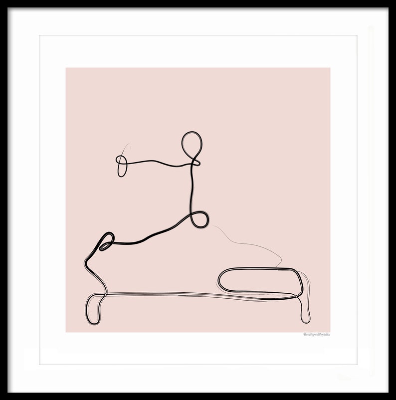 Op de afbeelding: Een zwarte lijntekening van een persoon die een yogapose aanneemt op een roze achtergrond.