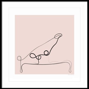 Op de afbeelding: Een zwarte lijntekening van een persoon die op een bed ligt, met een roze achtergrond.