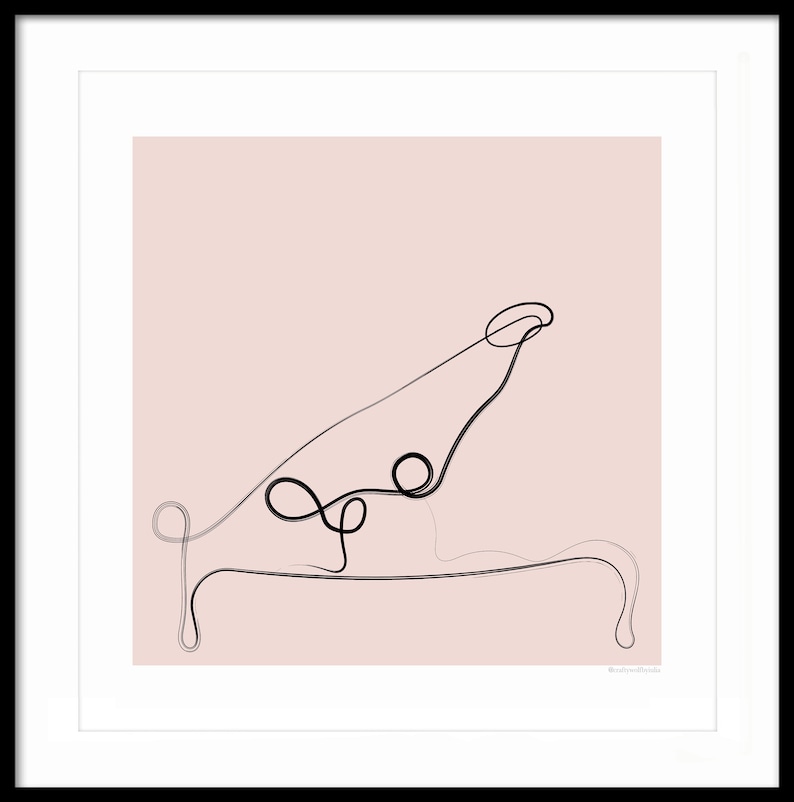 Op de afbeelding: Een zwarte lijntekening van een persoon die op een bed ligt, met een roze achtergrond.