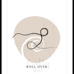 Puede incluir: Una impresi&oacute;n de arte minimalista con un dibujo de l&iacute;nea negra de un remolino sobre un c&iacute;rculo beige. El texto "ROLL OVER." est&aacute; debajo del c&iacute;rculo.
