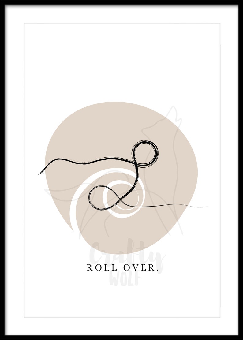 Puede incluir: Una impresi&oacute;n de arte minimalista con un dibujo de l&iacute;nea negra de un remolino sobre un c&iacute;rculo beige. El texto "ROLL OVER." est&aacute; debajo del c&iacute;rculo.