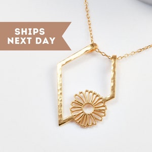 Mother&#39;s Day Gift| April Birth Flower - Daisy Flower Necklace | Gift for Bridesmaids | Birthday | Flora - Ring holder necklace