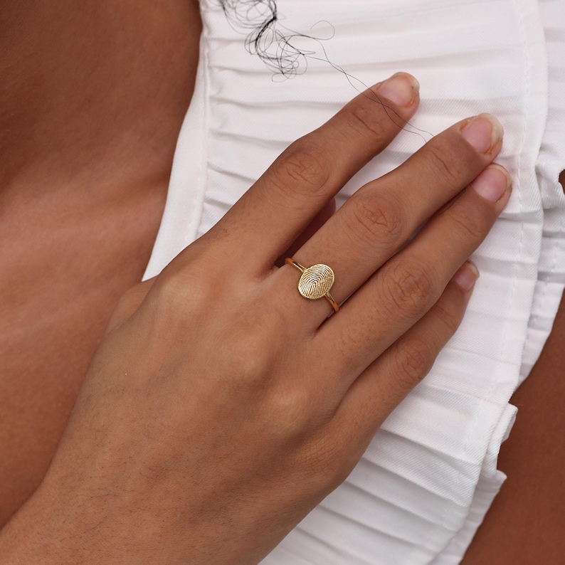 Memorial Thumbprint Ring, Personalized Fingerprint Jewelry, Custom Engraved Dainty Remembrance Gift Bild 8