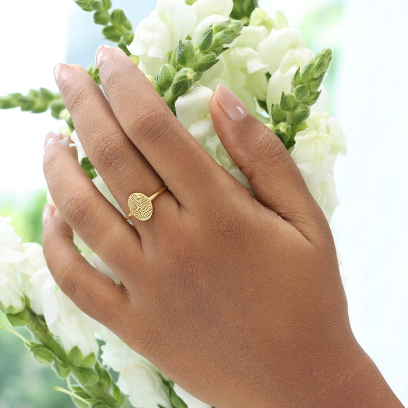 Memorial Thumbprint Ring, Personalized Fingerprint Jewelry, Custom Engraved Dainty Remembrance Gift Bild 10