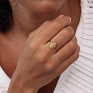 Memorial Thumbprint Ring, Personalized Fingerprint Jewelry, Custom Engraved Dainty Remembrance Gift Bild 7