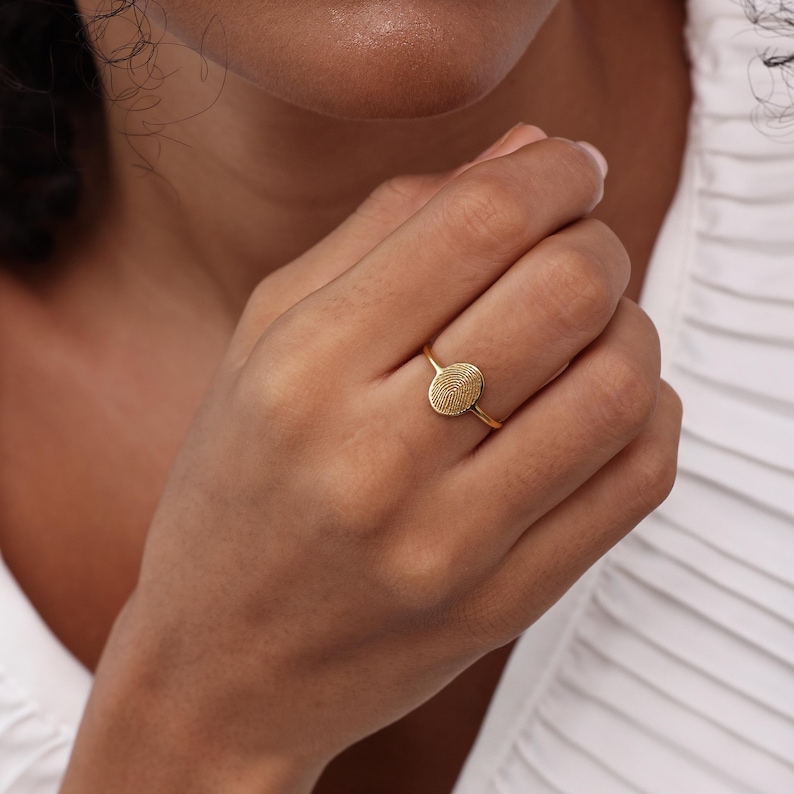 Memorial Thumbprint Ring, Personalized Fingerprint Jewelry, Custom Engraved Dainty Remembrance Gift Bild 7