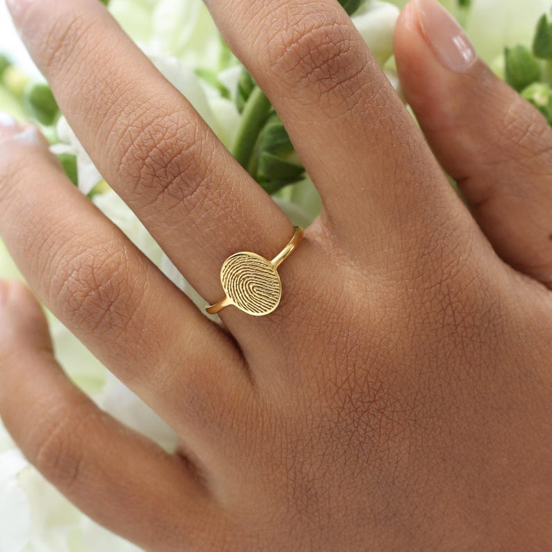 Memorial Thumbprint Ring, Personalized Fingerprint Jewelry, Custom Engraved Dainty Remembrance Gift Bild 1