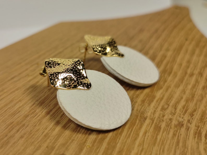 WHITE OMBELINE OREILLES