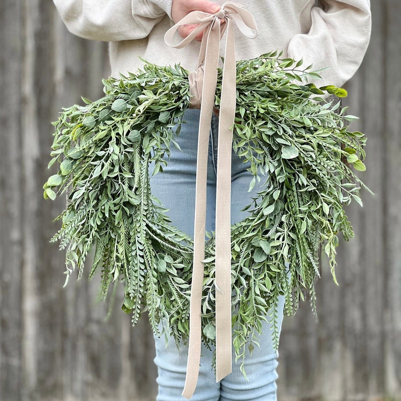Watercolor Eucalyptus Greenery Wreath With Gold Circles | Premium AI
