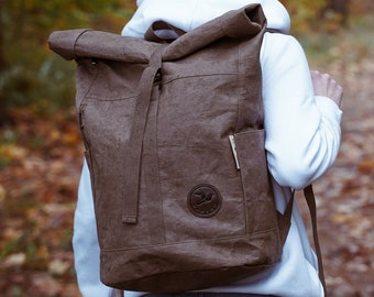 PAPERO Rucksack aus waschbarem Kraft Papier -28L- leicht, robust und wasserfest nachhaltig mit Laptopfach 15 Zoll für Herren und Damen