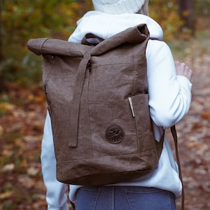 PAPERO Rucksack aus waschbarem Kraft Papier 28L leicht, robust und wasserfest nachhaltig mit Laptopfach 15 Zoll für Herren und Damen Bild 1