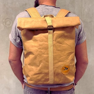 Zaino PAPERO in carta kraft 13-22L, leggero, robusto, impermeabile, in pelle vegana, sostenibile, riciclabile con scomparto per laptop, ultra-minimalista