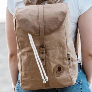 Mochila OWL de papel -PAPERO-, ligera, robusta, de piel vegana impermeable, estilo urbano, apta para portátil, ultraminimalista, reciclable con certificación FSC.