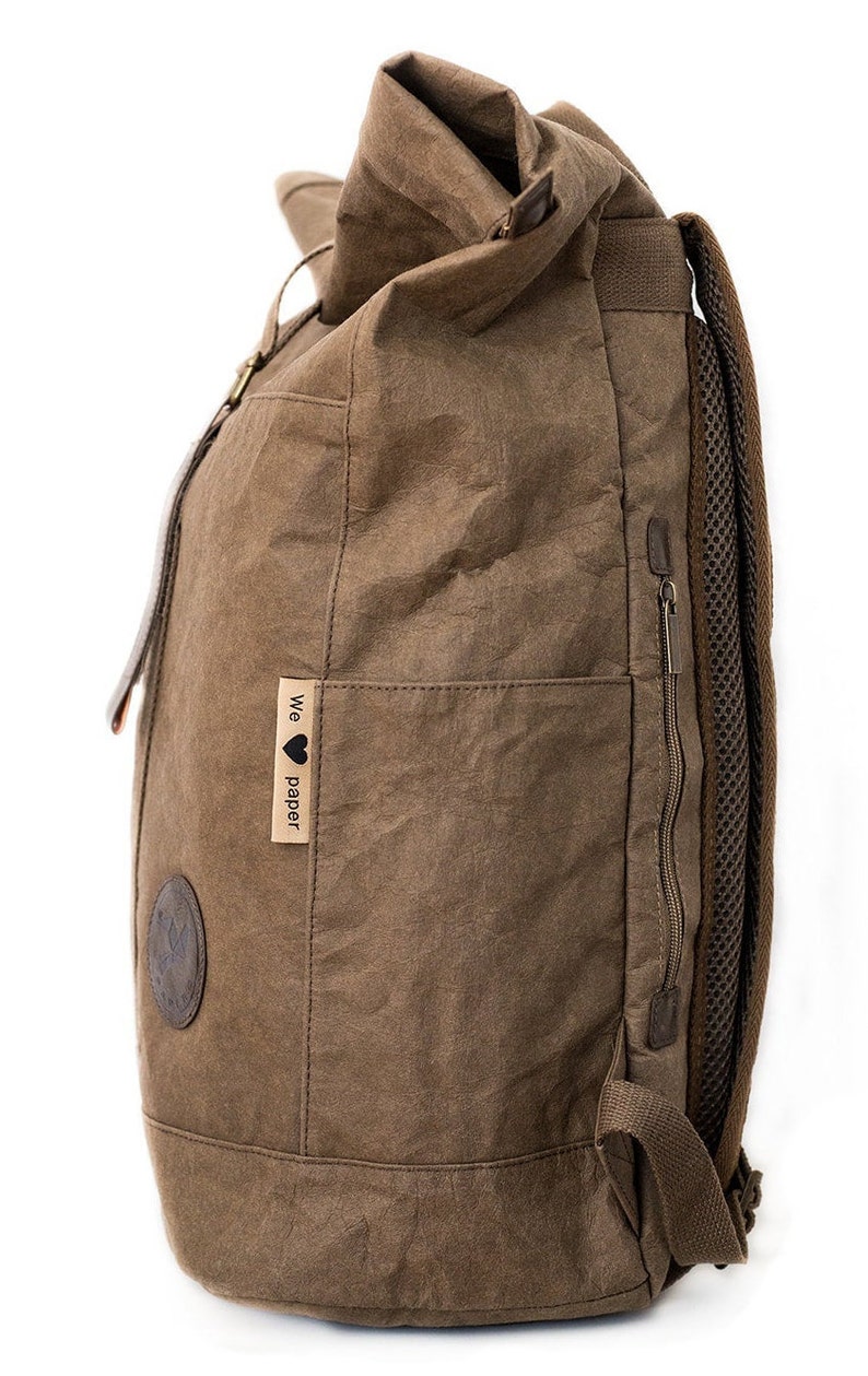 PAPERO Rucksack aus waschbarem Kraft Papier 28L leicht, robust und wasserfest nachhaltig mit Laptopfach 15 Zoll für Herren und Damen Bild 3