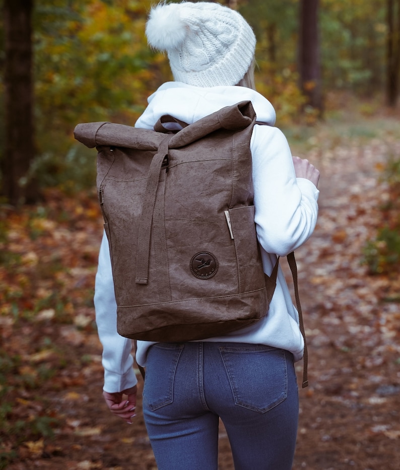 PAPERO Rucksack aus waschbarem Kraft Papier 28L leicht, robust und wasserfest nachhaltig mit Laptopfach 15 Zoll für Herren und Damen Bild 1