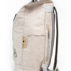 PAPERO Rucksack aus waschbarem Kraft Papier 28L leicht, robust und wasserfest nachhaltig mit Laptopfach 15 Zoll für Herren und Damen Bild 8