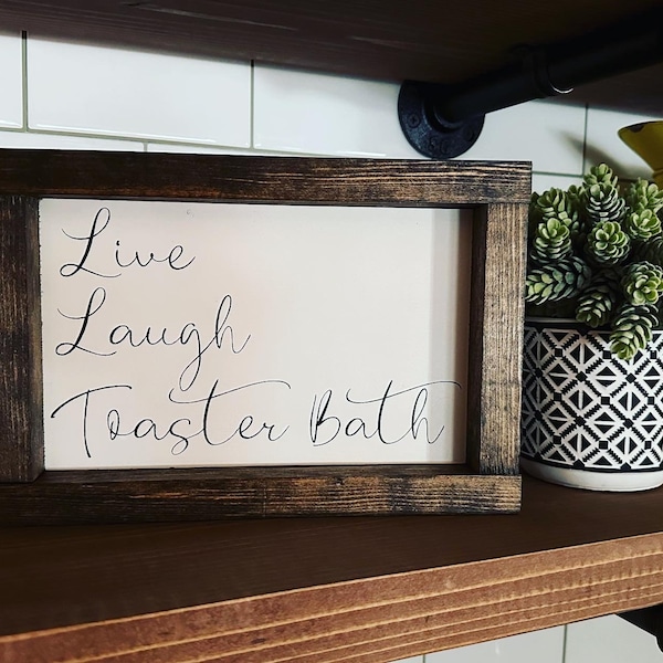 Letrero de madera enmarcado "Vive, ríe, tostadora, baño" / Letrero sarcástico / Humor negro