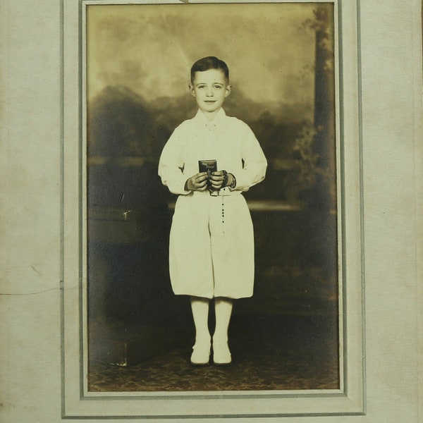 Photo de la première communion de garçon de sourire dans les culottes blanches avec le livre de prière et le chapelet, L-Ap. de Pittsburgh, carte de cabinet des années 1920