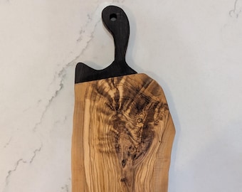 Tábua de queijos e charcutaria artesanal em madeira maciça de oliveira e nogueira, peça única.