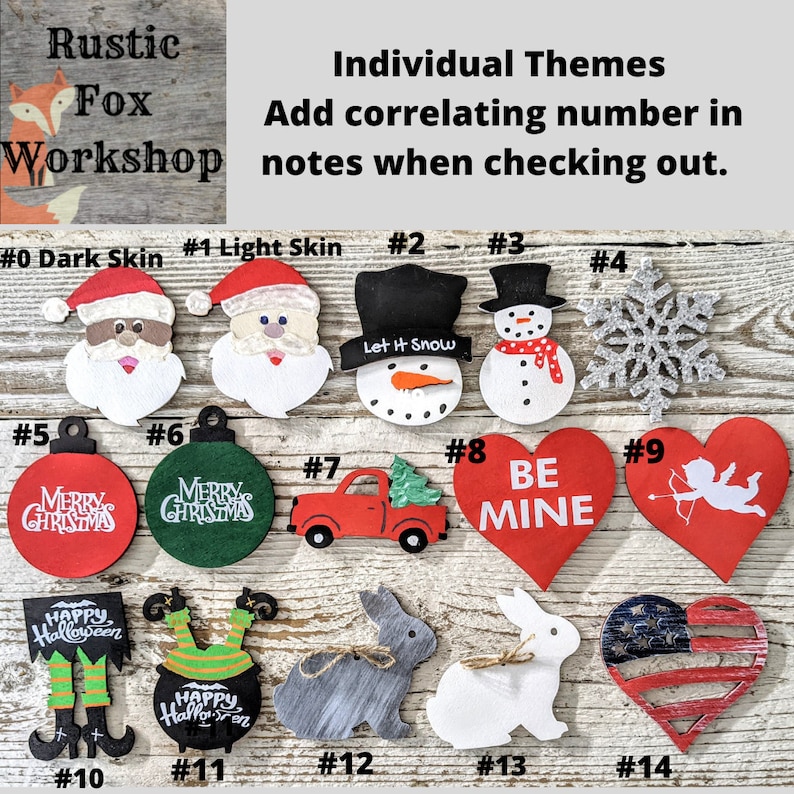 Pu&ograve; includere: Una collezione di 14 ornamenti in legno con vari temi, tra cui Natale, Halloween, San Valentino e patriottico. Gli ornamenti sono dipinti in vari colori, tra cui rosso, verde, bianco, nero e blu. Gli ornamenti sono numerati da 0 a 14. Il testo "Rustic Fox Workshop" &egrave; visibile nell'angolo in alto a sinistra dell'immagine. Il testo "Temi individuali Aggiungi il numero corrispondente nelle note al momento del checkout." &egrave; visibile nell'angolo in alto a destra dell'immagine.