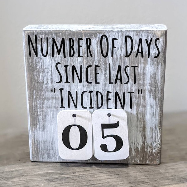 Days Since Last Incident Sign: Distressed Wood Desktop Counter