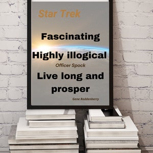 Puede incluir: Un póster enmarcado de Star Trek con las palabras "Fascinante, Muy ilógico, Larga vida y prosperidad." El póster es negro y gris, con una imagen de un planeta. Se apoya en libros contra una pared de ladrillos blancos.