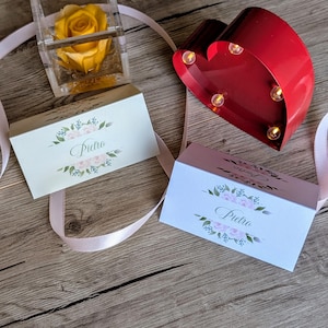 Elegantes tarjetas de lugar para bodas con motivos florales / Decoración romántica para bodas con temática de rosas rosas / Elegantes tarjetas de nombre para asientos / Fabricadas en Italia