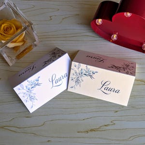 Elegante plaatskaarten voor bruiloften | Bruiloftsdecoratie met witte bladeren | Gestroomlijnde naamkaartjes | Gemaakt in Italië