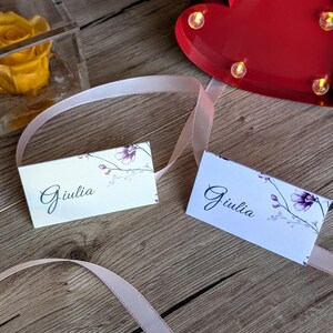 Tarjetas de lugar para bodas con motivos florales en color morado / Decoración elegante para bodas con temática de flores en color morado / Elegantes tarjetas con nombre para asientos / Fabricadas en Italia