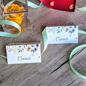 Elegantes tarjetas para colocar los nombres de las bodas / Decoración de bodas con motivos florales exuberantes / Elegantes tarjetas para colocar los nombres de los asientos / Fabricadas en Italia