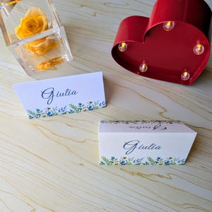 Elegantes tarjetas de lugar para bodas / Decoración floral colorida / Elegantes tarjetas de nombre para asientos / Hecho en Italia