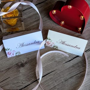 Tarjetas de lugar para bodas románticas / Decoración de bodas con temática de rosas rosas / Tarjetas de nombre elegantes para asientos / Fabricadas en Italia