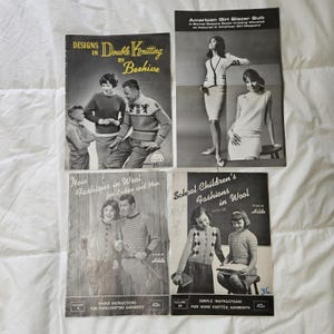 Może przedstawiać: Cztery broszury ze wzorami dziewiarskimi w stylu vintage z czarno-białymi fotografiami. Tytuły to Designs in Double Knitting by Beehive, American Girl Blazer Suit, New Fashions in Wool for Ladies and Men oraz School Children's Fashions in Wool.