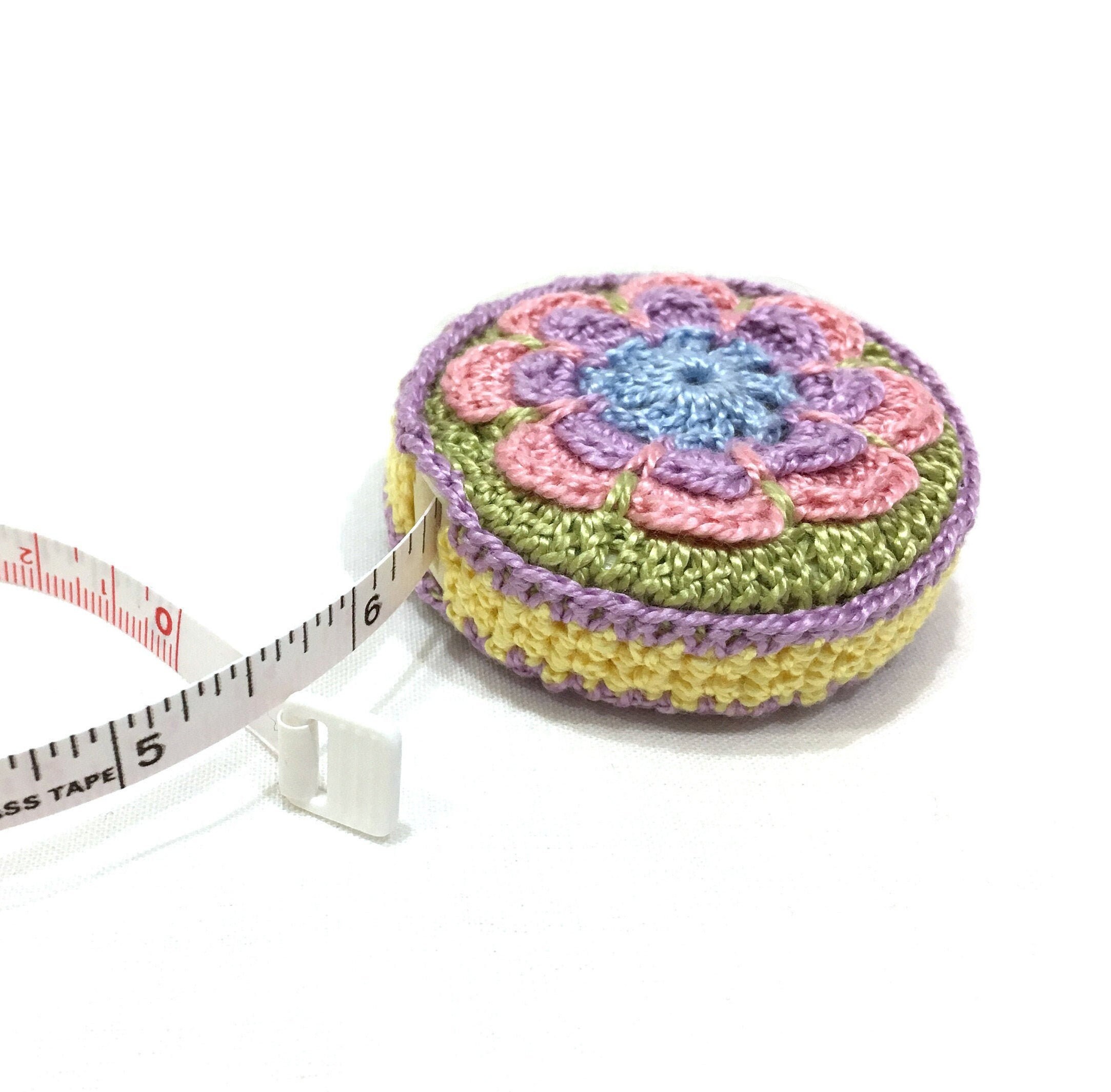 Retractable tape measure in handmade crochet cover is perfect Etsy España