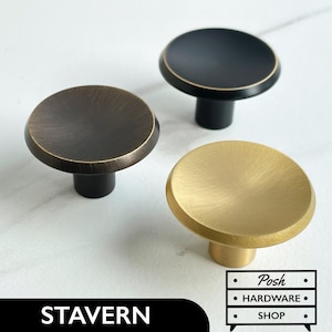 Peut inclure: Trois boutons de porte en différentes finitions : noir, bronze et or. Chaque bouton a un dessus rond légèrement bombé et une base cylindrique.