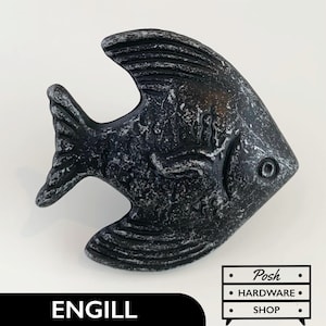 Può includere: Un pomello per armadio a forma di pesce color argento con finitura anticata. Il pomello è in metallo e presenta un design dettagliato.