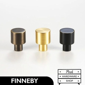 Puede incluir: Tres pomos de armario en diferentes acabados: latón antiguo, latón pulido y negro. Los pomos son redondos con una base cilíndrica.
