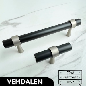 Peut inclure: Deux poignées de tiroir noires avec une finition nickel brossé. La plus grande poignée mesure 12,7 cm de long et la plus petite 7,6 cm. Les poignées ont un design moderne et minimaliste.