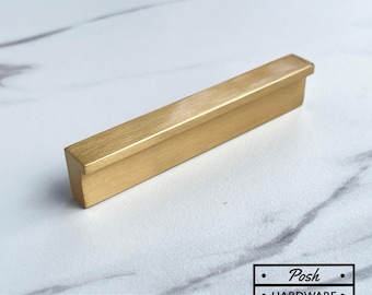 Sofiedal // Tiradores contemporáneos de latón macizo en color dorado: herrajes de calidad para cocinas, baños, gabinetes y muebles.