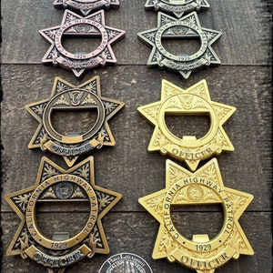 Op de afbeelding: Zes verschillende versies van een gouden California Highway Patrol-officierster-flessenopener. De ster heeft een flessenopener in het midden en de woorden "California Highway Patrol" en "Officer" rond de rand. De ster heeft ook het jaar "1929" erop.
