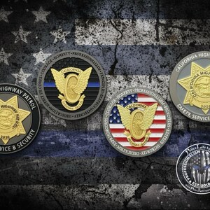 Könnte beinhalten: Sammlung von Münzen der California Highway Patrol mit Gold- und Silberoberflächen. Die Münzen zeigen das Sternlogo der California Highway Patrol, Flügel und Text. Der Hintergrund ist eine amerikanische Flagge.