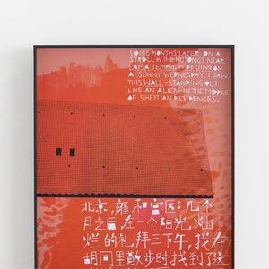Puede incluir: Una fotografía enmarcada de una pared de ladrillo rojo con un patrón de rejilla. La pared está frente a un edificio con una superposición de texto blanco que dice: "SOME MONTHS LATER, ON A STROLL IN THE HUTONGS NEAR LAMA TEMPEL IN BEIJING ON A SUNNY WEDNESDAY, I SAW THIS WALL-STANDING OUT LIKE AN ALIEN-IN THE MIDDLE OF SIHEYUAN RESIDENCES."