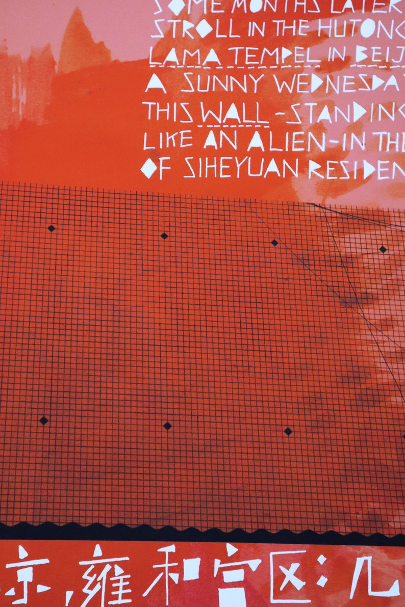May include: A red wall with a black grid pattern and white text that reads "SOME MONTHS LATER STROLL IN THE HUTONG LAMA TEMPEL IN BEIJ A SUNNY WEDNESDAY THIS WALL-STANDING LIKE AN ALIEN-IN THE OF SIHEYUAN RESIDEN 京,雍和宁区:儿".